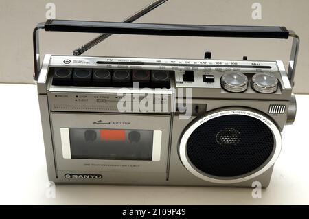 sanyo; cassetta; 70s; dispositivo musicale; lettore musicale 70s; cassetta; cassetta; cassetta radio Sanyo; cassetta radio vintage Foto Stock