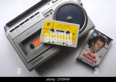 sanyo, cassetta, 70s, dispositivo musicale, lettore musicale 70s, nastro, cassetta, cassetta radio Sanyo, nastro Julio Iglesias, musica Julio Iglesias, radio vintage Foto Stock