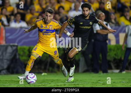 Monterrey, Messico. 4 ottobre 2023. 4 ottobre 2023; Monterrey, Nuevo León, Messico, Estádio Universitário; Liga BBVA MX Round 11 match tra Club Tigres UANL e Toluca. #8 centrocampista Tigres, Fernando Gorriarán superando il #12 difensore Toluca, Mauricio André Isais credito obbligatorio: Toby Tande Credit: PX Images/Alamy Live News Foto Stock