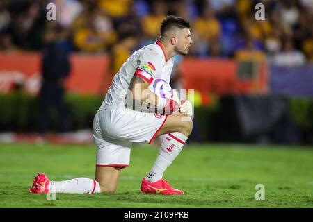 Monterrey, Messico. 4 ottobre 2023. 4 ottobre 2023; Monterrey, Nuevo León, Messico, Estádio Universitário; Liga BBVA MX Round 11 match tra Club Tigres UANL e Toluca. #1 portiere Toluca, Tiago Luis Volpi credito obbligatorio: Toby Tande Credit: PX Images/Alamy Live News Foto Stock