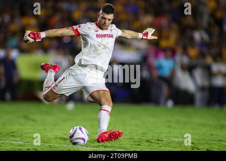 Monterrey, Messico. 4 ottobre 2023. 4 ottobre 2023; Monterrey, Nuevo León, Messico, Estádio Universitário; Liga BBVA MX Round 11 match tra Club Tigres UANL e Toluca. #1 portiere Toluca, Tiago Luis Volpi credito obbligatorio: Toby Tande Credit: PX Images/Alamy Live News Foto Stock