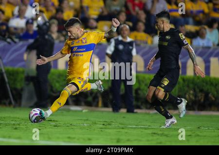 Monterrey, Messico. 4 ottobre 2023. 4 ottobre 2023; Monterrey, Nuevo León, Messico, Estádio Universitário; Liga BBVA MX Round 11 match tra Club Tigres UANL e Toluca. #8 centrocampista Tigres, Fernando Gorriarán che attraversa la palla. Credito obbligatorio: Toby Tande Credit: PX Images/Alamy Live News Foto Stock