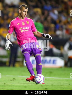 Monterrey, Messico. 4 ottobre 2023. 4 ottobre 2023; Monterrey, Nuevo León, Messico, Estádio Universitário; Liga BBVA MX Round 11 match tra Club Tigres UANL e Toluca. #1 portiere Tigres, Nahuel Guzmán credito obbligatorio: Toby Tande Credit: PX Images/Alamy Live News Foto Stock