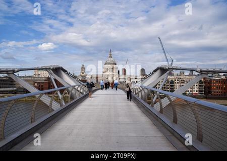 Londra, Regno Unito. 5 ottobre 2023. Millennium Bridge e la Cattedrale di St Paul. Il ponte pedonale sul Tamigi è stato descritto come "traballante" e sarà chiuso da metà ottobre per tre settimane di riparazioni. Credito: Vuk Valcic/Alamy Live News Foto Stock