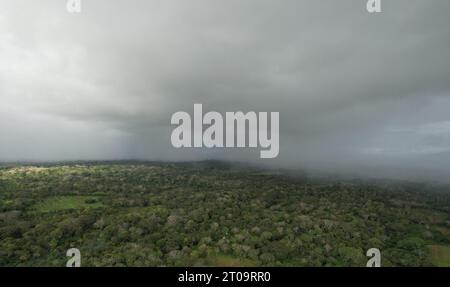 Pioggia ciclone nuvola su verde paesaggio tropicale vista aerea droni Foto Stock