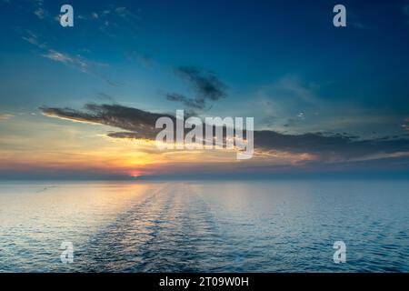 Tramonto sul Mar Baltico visto dalla poppa di una nave da crociera, sulla strada dalla Germania alla Norvegia Foto Stock