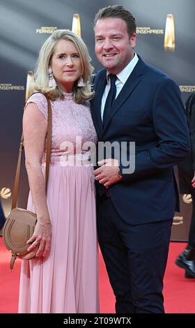 Medienmanager Daniel Rosemann, Geschäftsführer der Fernsehsender ProSieben, ProSieben Maxx, Sat.1 und Sat.1 Gold.und Seine Frau Lenonie kommt zur Gala und Verleihung des Deutschen Fernsehpreis a Köln. *** Media Manager Daniel Rosemann, Managing Director delle stazioni TV ProSieben, ProSieben Maxx, Sat 1 e Sat 1 Gold, e sua moglie Lenonie partecipano al gala e alla cerimonia di premiazione del German Television Award a Colonia Credit: Imago/Alamy Live News Foto Stock