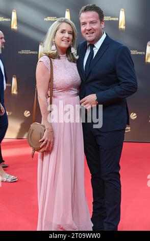 Medienmanager Daniel Rosemann, Geschäftsführer der Fernsehsender ProSieben, ProSieben Maxx, Sat.1 und Sat.1 Gold.und Seine Frau Lenonie kommt zur Gala und Verleihung des Deutschen Fernsehpreis a Köln. *** Media Manager Daniel Rosemann, Managing Director delle stazioni TV ProSieben, ProSieben Maxx, Sat 1 e Sat 1 Gold, e sua moglie Lenonie partecipano al gala e alla cerimonia di premiazione del German Television Award a Colonia Credit: Imago/Alamy Live News Foto Stock
