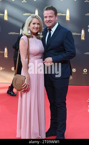 Medienmanager Daniel Rosemann, Geschäftsführer der Fernsehsender ProSieben, ProSieben Maxx, Sat.1 und Sat.1 Gold.und Seine Frau Lenonie kommt zur Gala und Verleihung des Deutschen Fernsehpreis a Köln. *** Media Manager Daniel Rosemann, Managing Director delle stazioni TV ProSieben, ProSieben Maxx, Sat 1 e Sat 1 Gold, e sua moglie Lenonie partecipano al gala e alla cerimonia di premiazione del German Television Award a Colonia Credit: Imago/Alamy Live News Foto Stock
