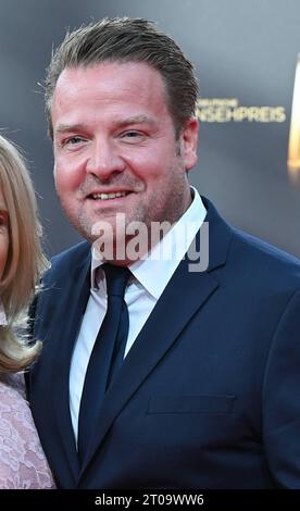 Medienmanager Daniel Rosemann, Geschäftsführer der Fernsehsender ProSieben, ProSieben Maxx, Sat.1 und Sat.1 Gold.und Seine Frau Lenonie kommt zur Gala und Verleihung des Deutschen Fernsehpreis a Köln. *** Media Manager Daniel Rosemann, Managing Director delle stazioni TV ProSieben, ProSieben Maxx, Sat 1 e Sat 1 Gold, e sua moglie Lenonie partecipano al gala e alla cerimonia di premiazione del German Television Award a Colonia Credit: Imago/Alamy Live News Foto Stock