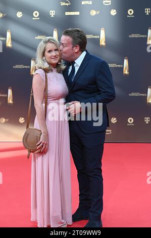 Medienmanager Daniel Rosemann, Geschäftsführer der Fernsehsender ProSieben, ProSieben Maxx, Sat.1 und Sat.1 Gold.und Seine Frau Lenonie kommt zur Gala und Verleihung des Deutschen Fernsehpreis a Köln. *** Media Manager Daniel Rosemann, Managing Director delle stazioni TV ProSieben, ProSieben Maxx, Sat 1 e Sat 1 Gold, e sua moglie Lenonie partecipano al gala e alla cerimonia di premiazione del German Television Award a Colonia Credit: Imago/Alamy Live News Foto Stock