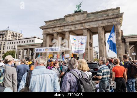 Berlino, Germania. 3 ottobre 2023. Manifestanti visti riuniti di fronte alla porta di Brandeburgo durante una protesta pro-Russia a Berlino nel 33° anniversario della giornata dell'unità tedesca. (Foto di Nicholas Muller/SOPA Images/Sipa USA) credito: SIPA USA/Alamy Live News Foto Stock