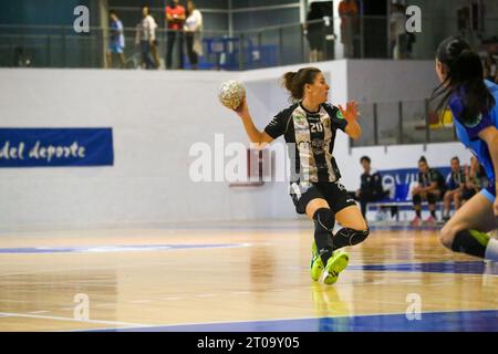 Oviedo, Spagna. 4 ottobre 2023. Il giocatore della Costa del Sol Malaga, Esperanza Lopez (20) con il pallone durante la 5a giornata della Liga Guerreras Iberdrola 2023-24 tra Lobas Global Atac Oviedo e Costa del Sol Malaga, il 4 ottobre 2023, presso il Centro sportivo municipale della Florida Arena, a Oviedo, in Spagna. (Foto di Alberto Brevers/Pacific Press) Credit: Pacific Press Media Production Corp./Alamy Live News Foto Stock