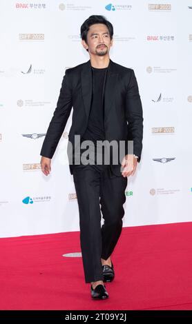 Busan, Corea del Sud. 4 ottobre 2022. L'attore americano John Cho, arriva la cerimonia di apertura del Red carpet durante il 28° Busan International Film Festival al Busan Cinema Center di Busan, a sud di Seoul, Corea del Sud, il 4 ottobre 2023. (Foto di: Lee Young-ho/Sipa USA) credito: SIPA USA/Alamy Live News Foto Stock