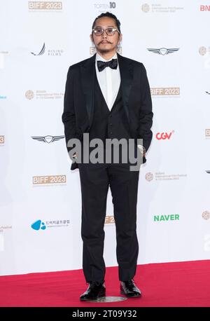 Busan, Corea del Sud. 4 ottobre 2022. L'attore e regista americano Justin Chon, arriva la cerimonia di apertura del Red carpet durante il 28° Busan International Film Festival al Busan Cinema Center di Busan, a sud di Seoul, Corea del Sud, il 4 ottobre 2023. (Foto di: Lee Young-ho/Sipa USA) credito: SIPA USA/Alamy Live News Foto Stock