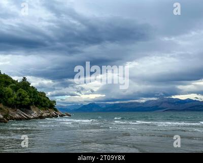 Kalamaki, Korfu, Griechenland - Blick vom Kalamaki Strand im Nordosten der griechischen Insel Korfu ueber das ionische Meer Richtung Festland von Albanien auf Hoehe der Stadt Saranda. Kalamaki Korfu Griechenland **** Kalamaki, Corfù, Grecia Vista dalla spiaggia di Kalamaki nel nord-est dell'isola greca di Corfù sul Mar Ionio verso la terraferma dell'Albania all'altezza della città Saranda Kalamaki Corfù Grecia Foto Stock