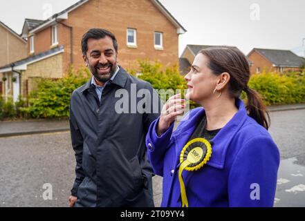 Il leader dell'SNP Humza Yousaf e il candidato dell'SNP Katy Loudon fuori dal seggio elettorale della scuola elementare di St Charles, Cambuslang, durante le elezioni suppletive di Rutherglen e Hamilton West. Data immagine: Giovedì 5 ottobre 2023. Foto Stock