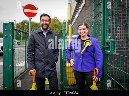 Il leader dell'SNP Humza Yousaf e il candidato dell'SNP Katy Loudon fuori dal seggio elettorale della scuola elementare di St Charles, Cambuslang, durante le elezioni suppletive di Rutherglen e Hamilton West. Data immagine: Giovedì 5 ottobre 2023. Foto Stock