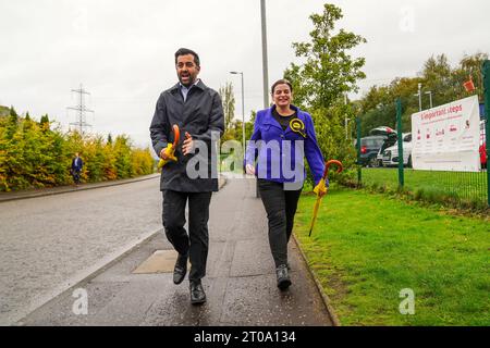 Il leader dell'SNP Humza Yousaf e il candidato dell'SNP Katy Loudon fuori dal seggio elettorale della scuola elementare di St Charles, Cambuslang, durante le elezioni suppletive di Rutherglen e Hamilton West. Data immagine: Giovedì 5 ottobre 2023. Foto Stock