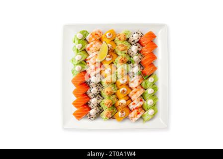 Sushi assortito su un piatto bianco isolato. Una varietà di sushi giapponese con tonno, granchio, salmone, anguilla e panini. Vista dall'alto. Foto di alta qualità. Foto Stock