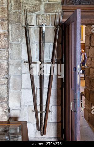 picche medievali in mostra nel castello di Bamburgh, Bamburgh, Northumberland, Regno Unito, il 25 settembre 2023 Foto Stock