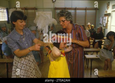 Le scuole medie giocano a bambini che si preparano, insegnanti che aiutano con i costumi. Produzione tarda sera. Kent, Inghilterra circa 1995. 1990s UK HOMER SYKES Foto Stock