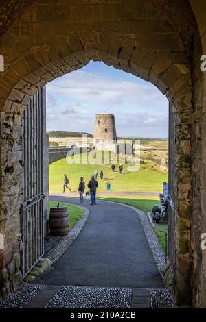 Vista della torre rotonda attraverso l'arco di accesso nel castello di Bamburgh, Bamburgh, Northumberland, Regno Unito, il 25 settembre 2023 Foto Stock