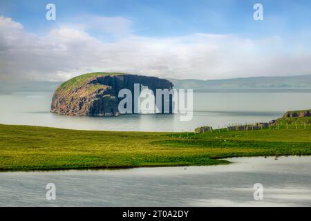 Sea Arch Dore Holm a Stennes, Eshaness, Isole Shetland Foto Stock