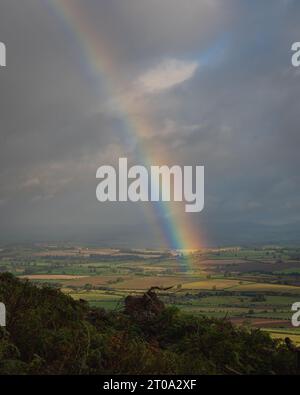 Colline e falesie di Simonside. Vista verso i Cheviots. Northumberland. Foto Stock