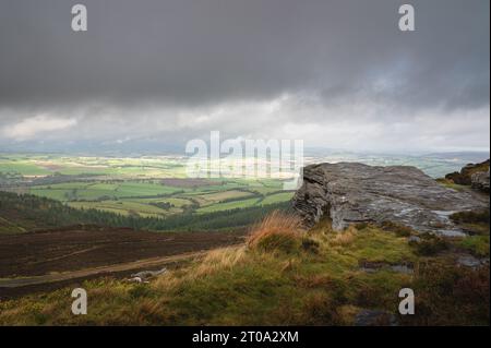 Colline e falesie di Simonside. Vista verso i Cheviots. Northumberland. Foto Stock