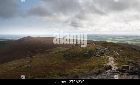 Colline e falesie di Simonside. Vista verso i Cheviots. Northumberland. Foto Stock