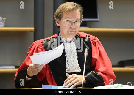 Mons, Belgio. 5 ottobre 2023. Il presidente della corte Adrien van der Linden d'Hooghvorst raffigurato durante la sessione costitutiva della giuria al processo assizes di Michael Van Hautte, davanti alla Corte Assizes della Provincia di Hainaut, a Mons, giovedì 05 ottobre 2023. Van Hautte è sotto processo per l'omicidio della ventiduenne Neva commesso il 2 febbraio 2021. BELGA PHOTO LAURIE DIEFFEMBACQ Credit: Belga News Agency/Alamy Live News Foto Stock