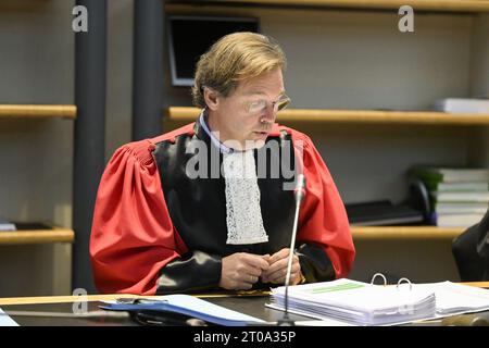 Mons, Belgio. 5 ottobre 2023. Il presidente della corte Adrien van der Linden d'Hooghvorst raffigurato durante la sessione costitutiva della giuria al processo assizes di Michael Van Hautte, davanti alla Corte Assizes della Provincia di Hainaut, a Mons, giovedì 05 ottobre 2023. Van Hautte è sotto processo per l'omicidio della ventiduenne Neva commesso il 2 febbraio 2021. BELGA PHOTO LAURIE DIEFFEMBACQ Credit: Belga News Agency/Alamy Live News Foto Stock