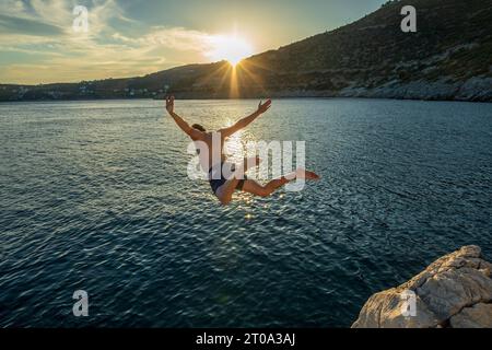 Immersioni in mare dalle scogliere della Grecia per un'esperienza di puro divertimento. Foto Stock