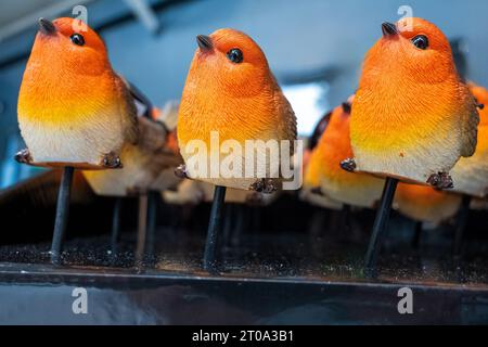 Un mucchio di ritmi rossati Robins. Ornamenti natalizi in vendita in negozio. Foto Stock