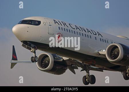 Los Angeles International Airport, California, USA - 5 settembre 2023: Viene mostrato un Boeing 737 Max 8 aereo di linea commerciale, operato da Air Canada. Foto Stock