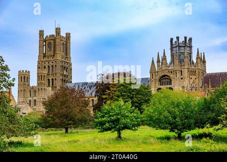 Il lato sud della Cattedrale di Ely mostra la torre principale e due torri rotonde della Cappella di Santa Caterina, e il suo ottagono, Cambridgeshire, Inghilterra. Foto Stock