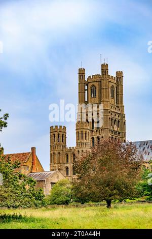 Il lato sud della Cattedrale di Ely mostra la torre principale e due torri rotonde della Cappella di Santa Caterina, Cambridgeshire, Inghilterra. Foto Stock