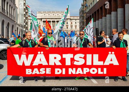 Trieste, Italia - 3 settembre 2022: Manifestanti con bandiere e striscioni dell'UIL, CGIL, CISL, FIOM e UILM durante la manifestazione a Foto Stock