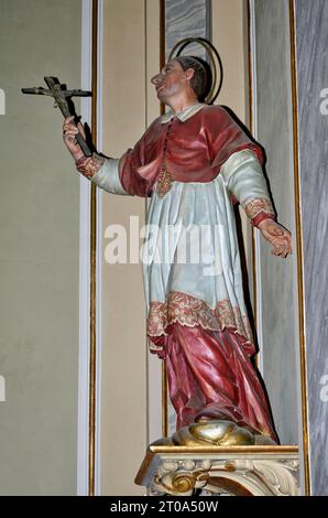 S. Carlo Borromeo - legno intagliato e dipinto - scultore lombardo del XVIII secolo - calcio (BG), chiesa parrocchiale di San Vittore Foto Stock