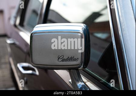 Koekelberg, regione della capitale di Bruxelles, Belgio, 23 settembre 2023 - dettaglio di uno specchio grigio metallo di un vecchio timer Cadillac De Ville Foto Stock