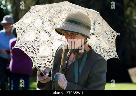 Bath, Regno Unito 14/09/2019, i fan del Jane Austen festival sono raffigurati prendendo parte alla famosa Grand Regency in costume Promenade. Foto Stock