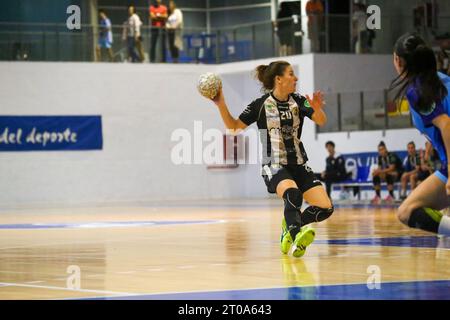 4 ottobre 2023, Oviedo, Asturias, Spagna: Oviedo, Spagna, 4 ottobre 2023: giocatore della Costa del Sol Malaga, Esperanza Lopez (20) con il pallone durante la 5a giornata della Liga Guerreras Iberdrola 2023-24 tra Lobas Global Atac Oviedo e Costa del Sol Malaga, il 4 ottobre 2023, presso il Florida Arena Municipal Sports Center, a Oviedo, in Spagna. (Immagine di credito: © Alberto Brevers/Pacific Press via ZUMA Press Wire) SOLO USO EDITORIALE! Non per USO commerciale! Foto Stock