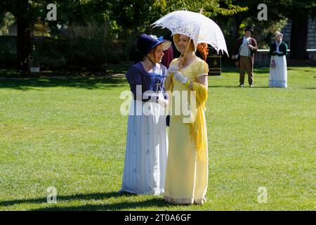 Bath, Regno Unito 14/09/2019, i fan del Jane Austen festival sono raffigurati prendendo parte alla famosa Grand Regency in costume Promenade. Foto Stock