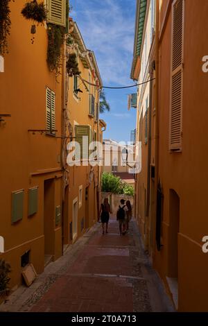 Mentone, Francia – 8 agosto 2023 - strade strette nella città vecchia di Mentone in una splendida giornata estiva Foto Stock