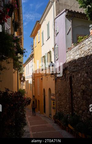 Mentone, Francia – 8 agosto 2023 - strade strette nella città vecchia di Mentone in una splendida giornata estiva Foto Stock