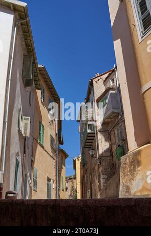 Mentone, Francia – 8 agosto 2023 - strade strette nella città vecchia di Mentone in una splendida giornata estiva Foto Stock