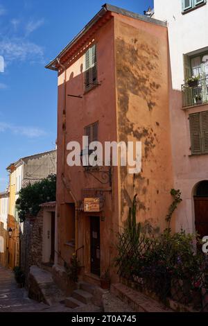 Mentone, Francia – 8 agosto 2023 - strade strette nella città vecchia di Mentone in una splendida giornata estiva Foto Stock