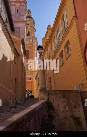 Mentone, Francia – 8 agosto 2023 - strade strette nella città vecchia di Mentone in una splendida giornata estiva Foto Stock