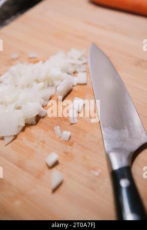 Donna che trita cipolla bianca su tavola di legno a tavola, primo piano  Foto stock - Alamy